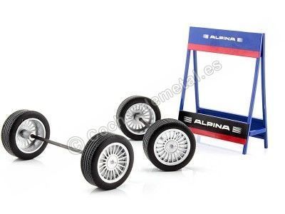 Cochesdemetal.es Expositor de Ruedas Alpina con dos Ejes y cuatro Ruedas 1:18 IXO Models SET003W 2