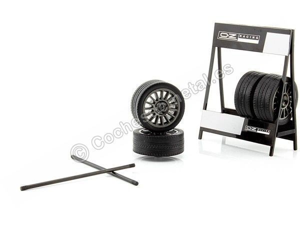 Cochesdemetal.es Expositor de ruedas OZ Racing con dos Ejes y cuatro Ruedas 1:18 IXO Models SET002W