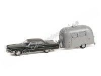 1972 Cadillac Sedan DeVille + Caravana Airstream 16 Bambi "Hitch & Tow Series 24" 1:64 Greenlight 32240A