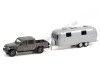 Cochesdemetal.es 2020 Jeep Gladiator + Caravana Airstream de Doble Eje "Hitch & Tow Series 23" 1:64 Greenlight 32230b