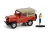 CARSDEMETAL.ES 1975 Nissan Patrol avec couverture + sac à dos "The Hobby Shop Series 12" 1:64 Greenlight 97120A