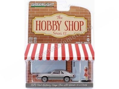 Carsdemetal.es 1979 Ford Mustang Coupe Ghia + femme avec robe "The Hobby Shop Series 12" 1:64 Greenlight 97120B 2