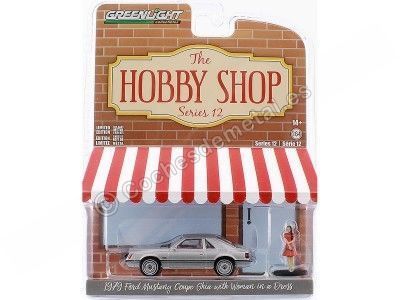 Cochesdemetal.es 1979 Ford Mustang Coupe Ghia + Mujer con Vestido "The Hobby Shop Series 12" 1:64 Greenlight 97120B 2