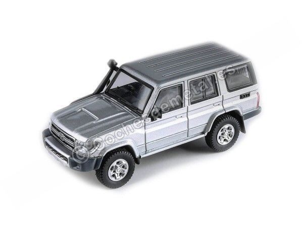 Cochesdemetal.es 2014 Toyota Land Cruiser LC76 Silver Pearl 1:64 Paragon Models 55312