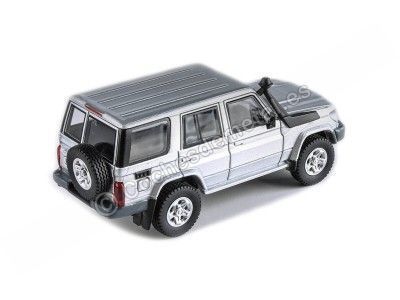 Cochesdemetal.es 2014 Toyota Land Cruiser LC76 Silver Pearl 1:64 Paragon Models 55312 2