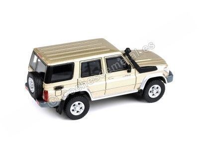 Cochesdemetal.es 2014 Toyota Land Cruiser 76 Vintage Gold 1:64 Paragon Models 55314 2