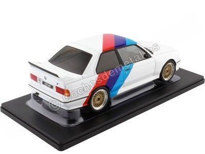 1989 BMW M3 E30 Blanco/Azul/Rojo 1:18 IXO Models 18CMC123 Cochesdemetal.es 2