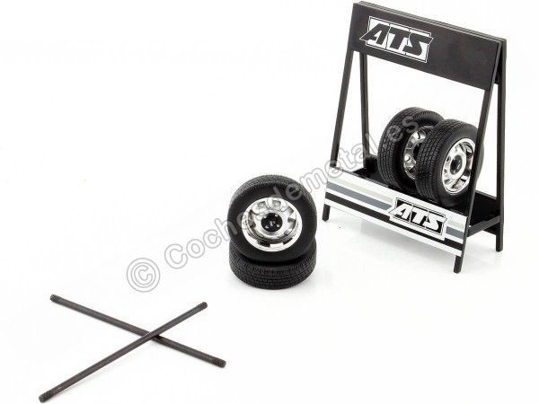 Cochesdemetal.es Expositor de Ruedas ATS Cup con Dos Ejes y Cuatro Ruedas 1:18 IXO Models SET012W