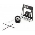Cochesdemetal.es Expositor de Ruedas ATS Cup con Dos Ejes y Cuatro Ruedas 1:18 IXO Models SET012W