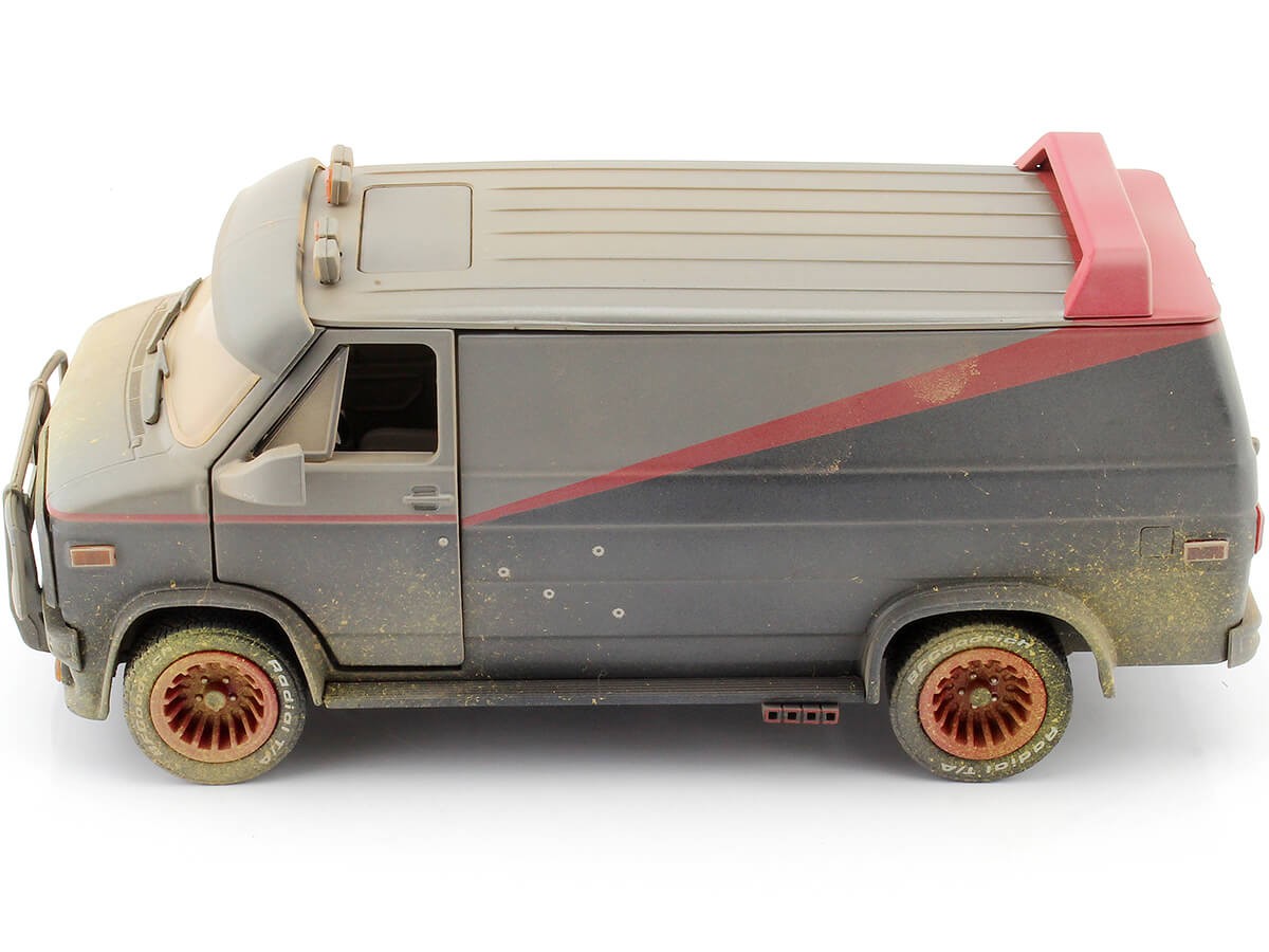 1:18 GMC Vandura Cargo Van año 1983 color Negro – Rojo Greenlight