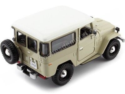 Cochesdemetal.es 1974 Toyota FJ40 Hard Top Beige / Blanco 1:24 Motor Max 79323 2