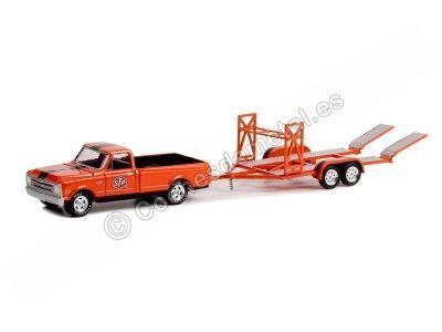 Cochesdemetal.es 1968 Chevrolet C-10 STP + Remolque Plataforma "Hitch & Tow Series 26" 1:64 Greenlight 32260b