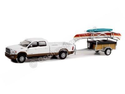 Cochesdemetal.es 2022 Ram 2500 Limited Longhorn + Remolque con Canoa y Kayac "Hitch & Tow Series 26" 1:64 Greenlight 32260D