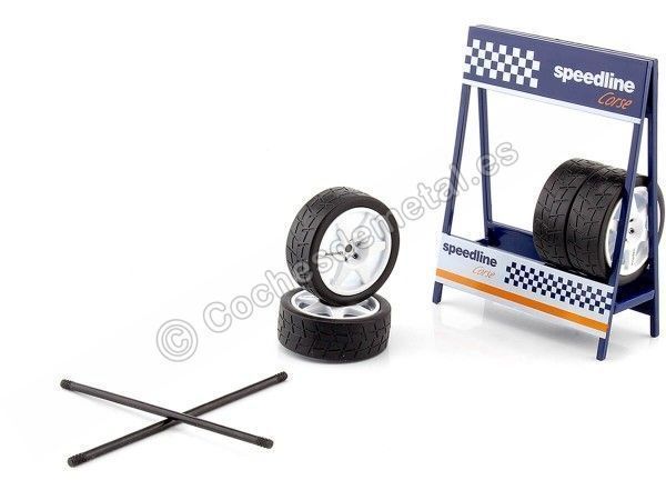 Cochesdemetal.es Expositor de Ruedas Speedline Corse con Dos Ejes y Cuatro Ruedas 1:18 IXO Models SET016W