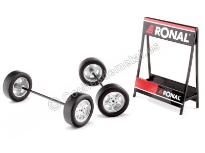 Cochesdemetal.es Expositor de Ruedas Ronal Motor Sport con Dos Ejes y Cuatro Ruedas 1:18 IXO Models SET018W 2