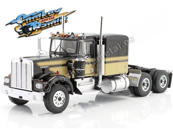 Cochesdemetal.es 1960 Cabeza Tractora Kenworth W900 de 3 Ejes "Los Caraduras" Negro/Dorado 1:18 Road Kings 180121