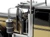 Cochesdemetal.es 1960 Cabeza Tractora Kenworth W900 de 3 Ejes "Los Caraduras" Negro/Dorado 1:18 Road Kings 180121