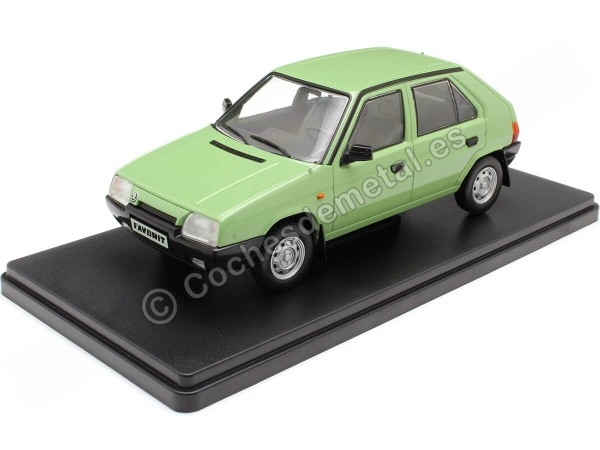 Cochesdemetal.es 1987 Skoda Favorit Verde Claro 1:24 WhiteBox 124197