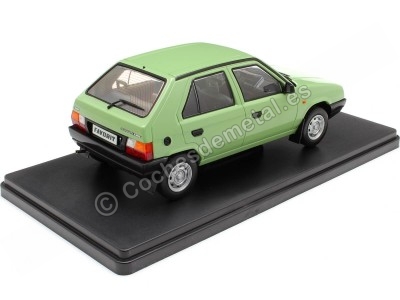 Cochesdemetal.es 1987 Skoda Favorit Verde Claro 1:24 WhiteBox 124197 2