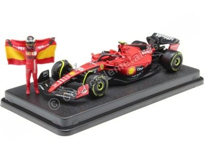 Cochesdemetal.es 2023 Set Scudería Ferrari F1 SF-23 Nº55 + Figura Carlos Sainz Ganador GP Singapur + Urna expositora 1:43 Coc...