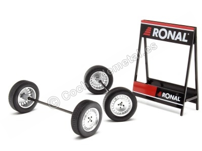 Cochesdemetal.es Expositor de Ruedas Ronal Turbo con Dos Ejes y Cuatro Ruedas 1:18 IXO Models SET026W 2