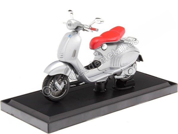 Cochesdemetal.es 2014 Vespa 946 Bellissima Plateada 118 Maisto 34540-18