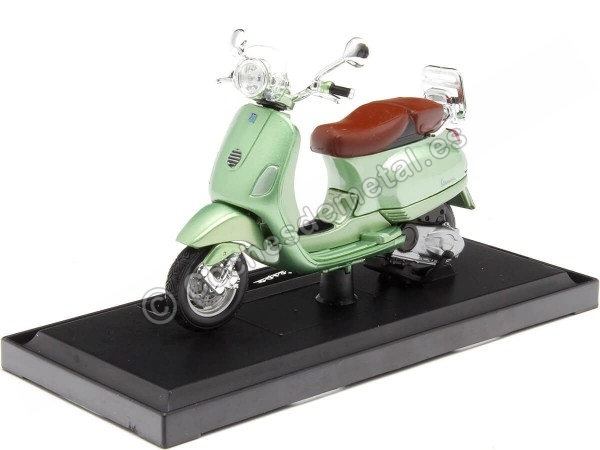 Cochesdemetal.es 2013 Vespa LXV Verde Metalizado 1:18 Maisto 34540-19