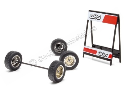 Cochesdemetal.es Expositor de Ruedas BBS de 13 Pulgadas con Dos Ejes y Cuatro Ruedas 1:18 IXO Models SET027W 2