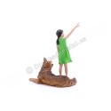 Cochesdemetal.es Figura de Resina "Figurantes - Niña y Perro" 1:18 American Diorama 18703