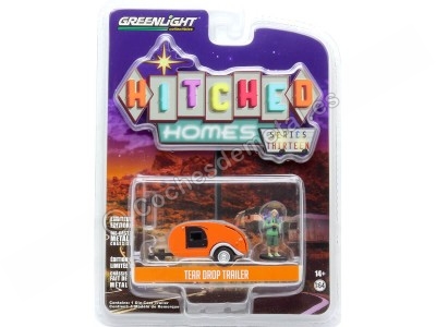 Cochesdemetal.es 1956 Caravana Teardrop Trailer + Mochilero "Hitched Homes Series 13" Plateado/Naranja 1:64 Greenlight 34130F 2