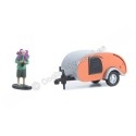 Cochesdemetal.es 1956 Caravana Teardrop Trailer + Mochilero "Hitched Homes Series 13" Plateado/Naranja 1:64 Greenlight 34130F