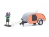 Cochesdemetal.es 1956 Caravana Teardrop Trailer + Mochilero "Hitched Homes Series 13" Plateado/Naranja 1:64 Greenlight 34130F