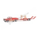 Cochesdemetal.es 1982 GMC K-2500 Sierra Grande + Remolque de Vehículos The Busted Knuckle "Hitch & Tow Series 25" 1:64 Greenl...