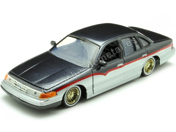 Cochesdemetal.es 1998 Ford Crown Victoria Lowrider Plateado/Negro Decorado 1:24 Motor Max 79024