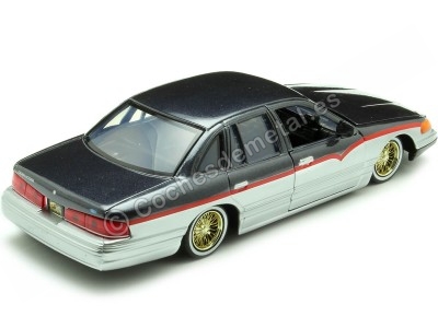 Cochesdemetal.es 1998 Ford Crown Victoria Lowrider Plateado/Negro Decorado 1:24 Motor Max 79024 2