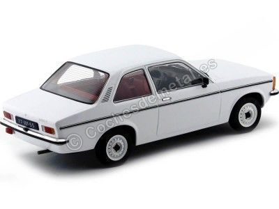 Carsdemetal.es 1977 Opel Kadett C2 Duas portas brancas 1:18 Triple-9 1800120 2