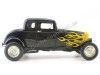 Cochesdemetal.es 1932 Ford Five-Window Coupe Negro con Llamas Amarillas 1:18 Motor Max 73171