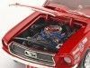 Cochesdemetal.es 1968 Ford Mustang Fastback "Sandy Elliot" Rojo/Blanco 1:18 Auto World AW259