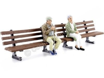 Figura de Resina "Ancianos Sentados en Bancos del Parque" 1:18 American Diorama 38234 38235 38435 Cochesdemetal.es