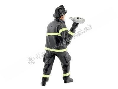 Carsdemetal.es Resin Figure "Firefighter Holding Axe" 1:18 American Diorama 77461 2