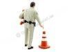 Cochesdemetal.es Figura de Resina "Policía de Tráfico Colocando Conos" 1:18 American Diorama 77464