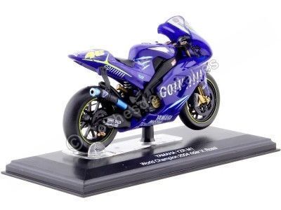 2004 Yamaha YZR M1 Nº46 Valentino Rossi Campeón del Mundo Moto GP 1:22 Italeri 45056 Cochesdemetal.es 2