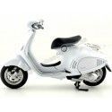 CARSDEMETAL.ES 2017 Vespa 946 Blanca 1:12 Newray 57613