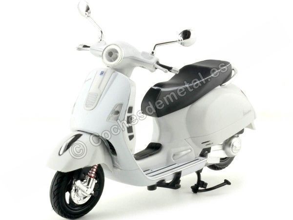 CARSDEMETAL.ES 2017 VESPA GTS 300 Super Blanca 1:12 Newray 57243