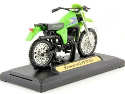 Cochesdemetal.es 1980 Kawasaki KDX250 VERDE 1:18 MOTOR MAX 402 2