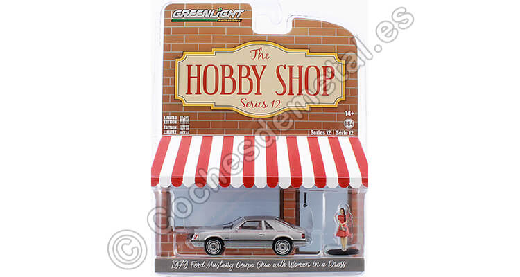 1979 Ford Mustang Coupe Ghia + Mujer con Vestido The Hobby Shop Series 12 1:64 Greenlight 97120B