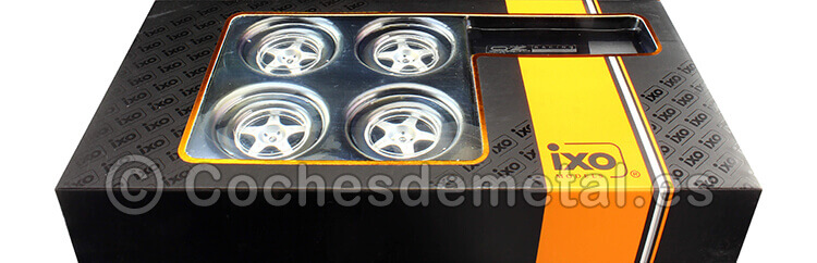 Expositor de Ruedas OZ Racing con Dos Ejes y Cuatro Ruedas 1:18 IXO Models SET014W