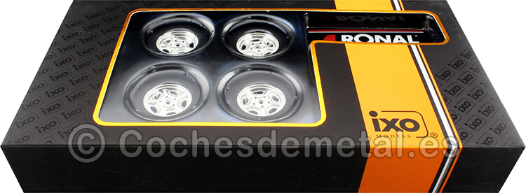 Expositor de Ruedas Ronal Motor Sport con Dos Ejes y Cuatro Ruedas 1:18 IXO Models SET018W