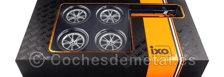Expositor de Ruedas Hyundai con Dos Ejes y Cuatro Ruedas 1:18 IXO Models SET020W