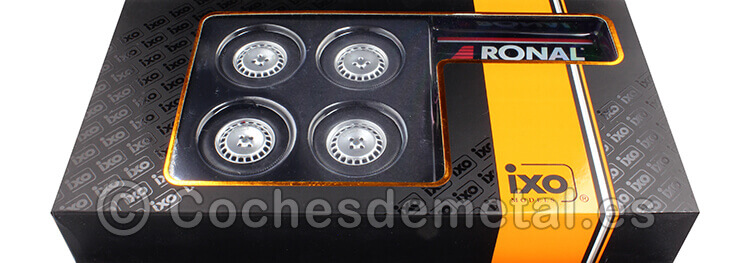 Expositor de Ruedas Ronal Turbo con Dos Ejes y Cuatro Ruedas 1:18 IXO Models SET026W